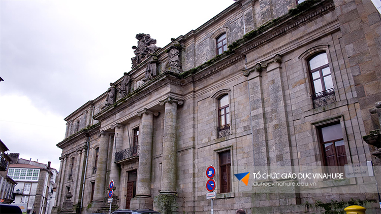 Santiago de Compostela (USC) là một trong những trường đại học lâu đời nhất thế giới